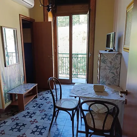 B&B Antico Palazzo 지아르디니낙소스